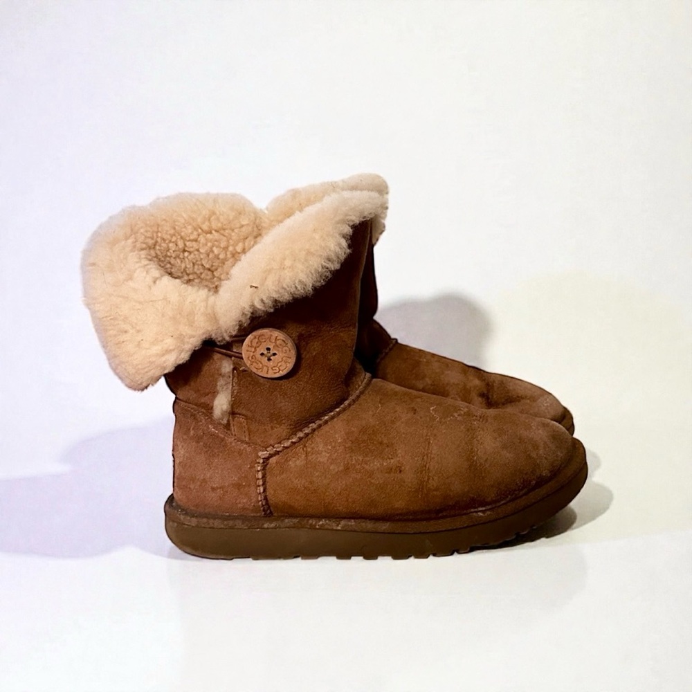 UGG Bailey Button II Boots Women’s 7 Chestnut Shearling Lined Classic Short